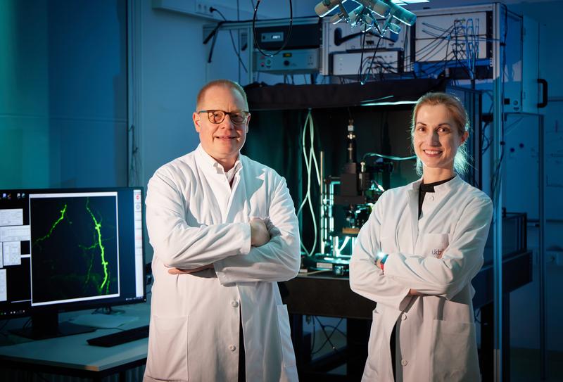 In the lab: Dr. Anne-Kathrin Gellner from the Department of Psychiatry and Psychotherapy at Bonn University Hospital and Prof. Dr. Valentin Stein from the Institute of Physiology II at the University of Bonn. 