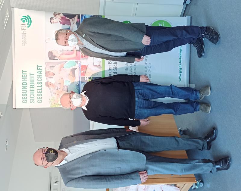 Gesundheitspolitiker Norbert Knopf mit HFU-Rektor Prof. Dr. Rolf Schofer und Prof. Dr. Stephan Lambotte, Dekan der Fakultät Gesundheit, Sicherheit, Gesellschaft (von links). 