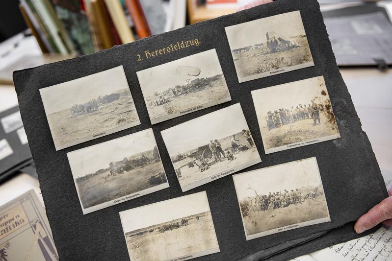 Eine Seite aus Lothar von Trothas Fotoalbum, das Andreas Eckl in seiner Tätigkeit als Antiquar vor vielen Jahren erwarb