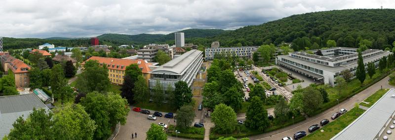 Der Saarbrücker Campus der Universität des Saarlandes liegt mitten im Grünen nahe der Saarbrücker Innenstadt. 