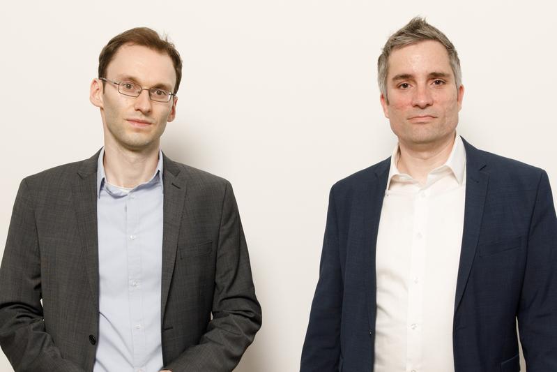 Benjamin Derin (links) und Tobias Singelnstein nehmen die „Inspektion einer mächtigen Organisation“ vor.