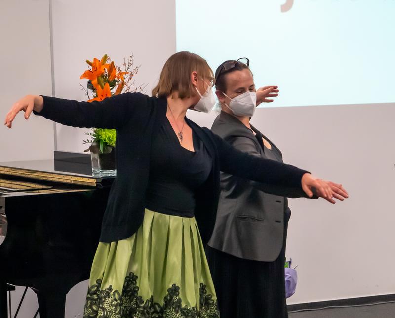 Prof. Dr. Elisabeth Manders (left) and Prof. Dr. Sabine Koch are the only professor of dance movement therapy in the German-speaking world.