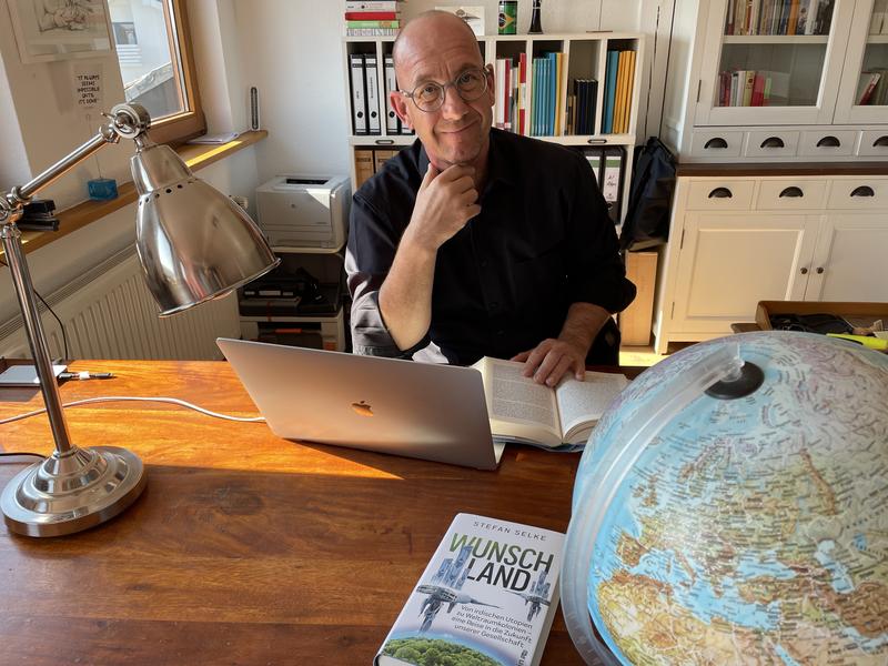 HFU-Professor Dr. Stefan Selke untersucht in seiner Forschungsprofessur „Öffentliche Wissenschaft“ und in seinem neuen Buch „Wunschland“, wie die Gesellschaft der Zukunft funktionieren könnte.