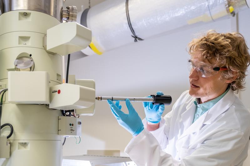 Fire and Ice: Empa-Forscher Lukas Gerken stellt Nanopartikel für die Krebstherapie mittels Flammensynthese her. Um die winzigen Metallpartikel sichtbar zu machen, wird das Elektronenmikroskop mit Flüssigstickstoff auf eisige Temperaturen gekühlt.