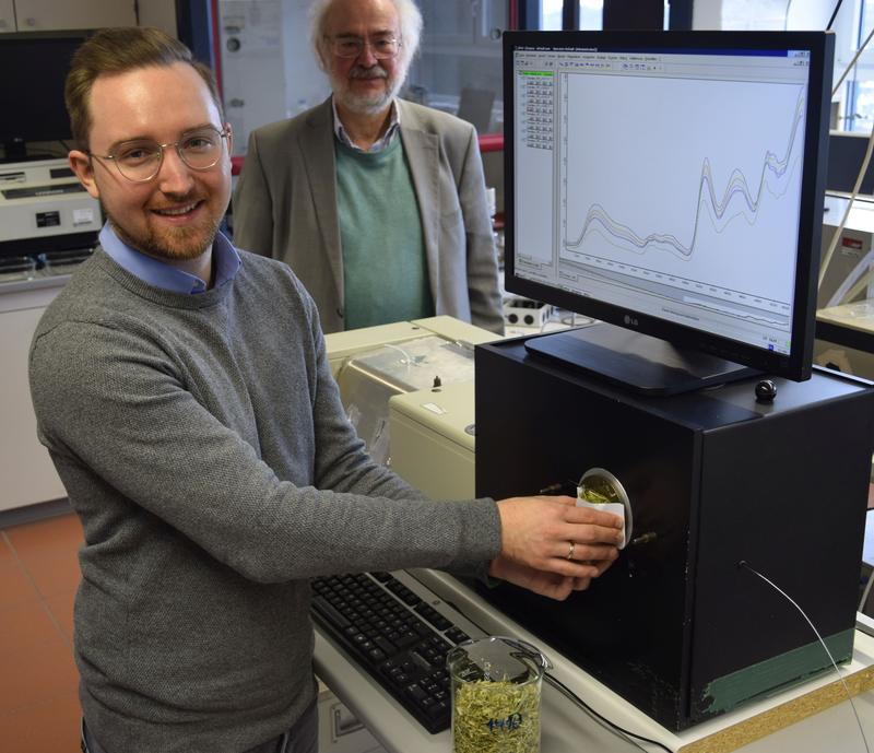 2.	Robert Schulenburg (links) und Prof. Dr. Michael Heise nutzen für die Inhaltstoffanalytik das Spektrometer-Verfahren