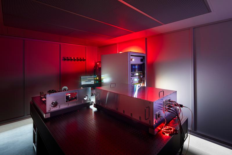 With QuTech, Fraunhofer ILT is developing e.g. key components for the quantum internet (shown here: laboratory prototype for a low-noise quantum frequency converter).