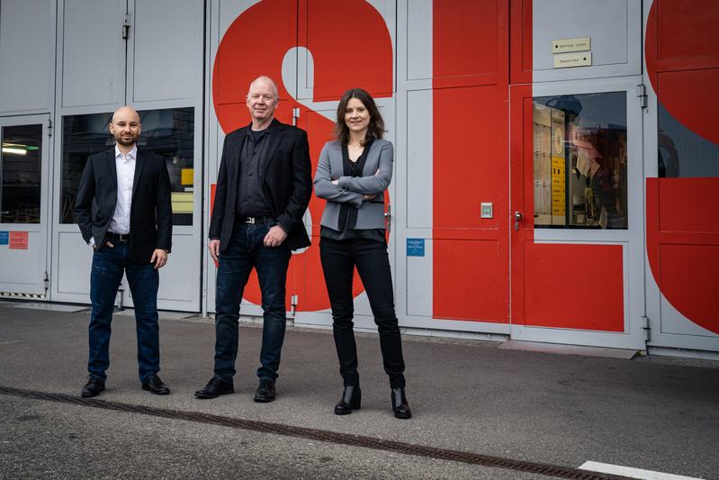 Adam Kubec, Christian David und Marie-Christine Zdora (von links nach rechts) haben gemeinsam mit weiteren PSI-Forschenden an der Synchrotron Lichtquelle Schweiz SLS eine neuartige optische Linse entwickelt.