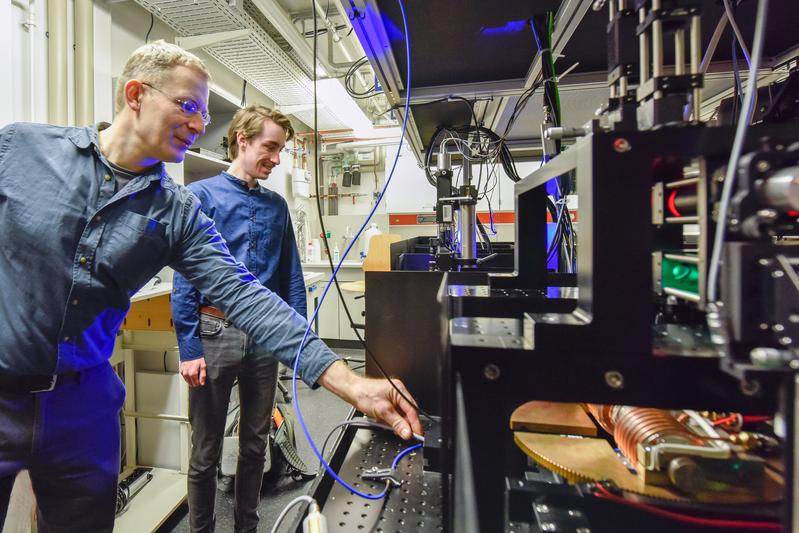 Georg Woltersdorf (left) and Chris Körner in the lab