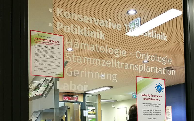 Eingang zur Konservativen Tagesklinik des Universitätsklinikums Jena