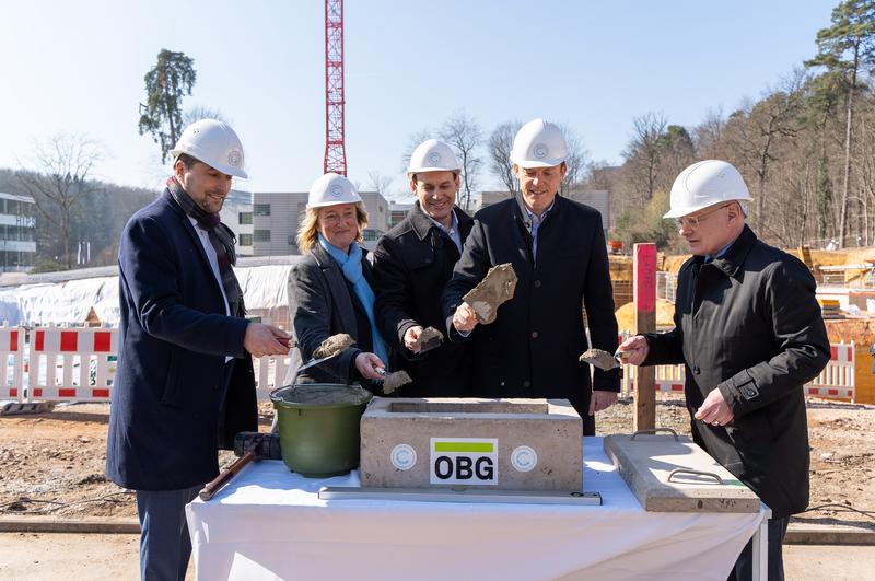 Zahlreiche Gäste bei der CISPA-Grundsteinlegung: Saarbrücker Oberbürgermeister Uwe Conradt, CISPA-Aufsichtsratvorsitzende Ina Schieferdecker, CISPA-CEO Michael Backes, Ministerpräsident Tobias Hans und Staatssekretär Jürgen Barke (von links).