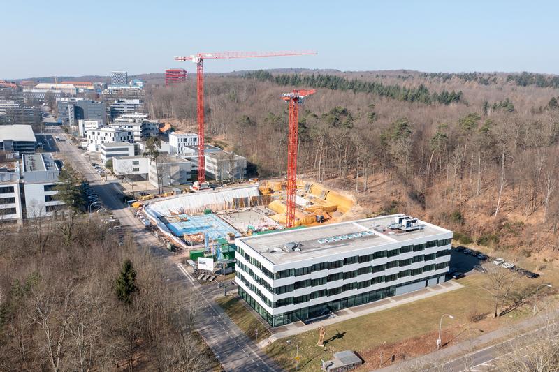 Der Erweiterungsbau entsteht direkt neben dem CISPA-Haupthaus im Saarbrücker Stuhlsatzenhaus und wird zusätzlichen Platz für rund 170 Forscher:innen schaffen.