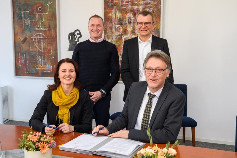 Prof. Heike Graßmann, Administrative Vorständin, MDC, Prof. Jens Strackeljan, Rektor der Universität Magdeburg, Prof. Thoralf Niendorf (h.l.), Arbeitsgruppenleiter „Experimentelle Ultrahochfeld-MR“, MDC, Prof. Georg Rose (h.r.), Sprecher STIMULATE.