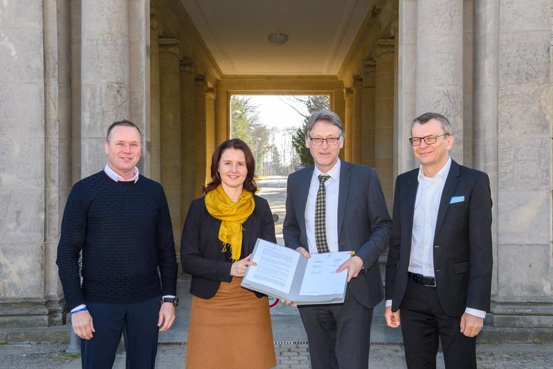 Prof. Thoralf Niendorf, Arbeitsgruppenleiter „Experimentelle Ultrahochfeld-MR“, MDC, Prof. Heike Graßmann, Administrative Vorständin, MDC, Prof. Jens Strackeljan, Rektor Universität Magdeburg, Prof. Georg Rose, Sprecher STIMULATE (v.l.n.r.)