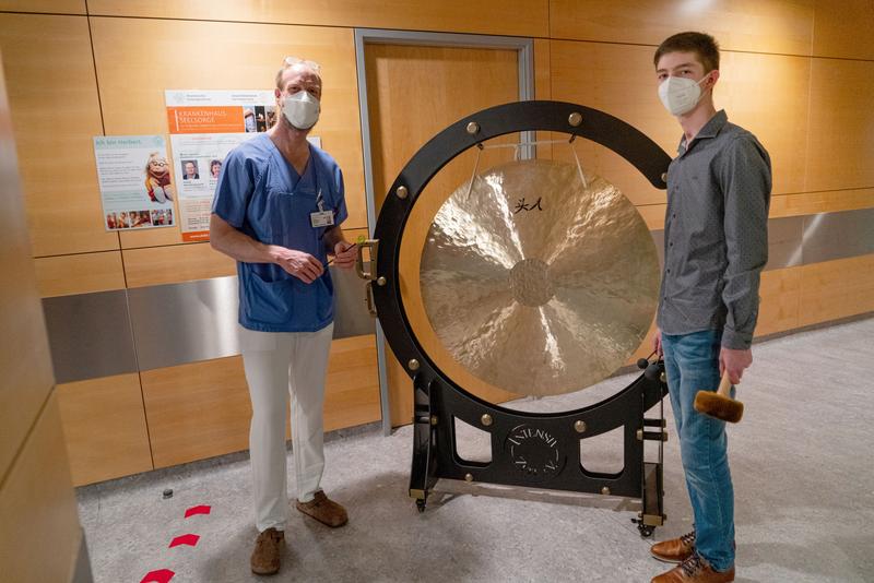 Von Dr. Matthias Richter ging die Idee aus, mit einem mächtigen Instrument den auf der Intensivstation behandelten Kindern und Jugendlichen einen klangvollen Abschied zu ermöglichen. Zur Einweihung des Gongs durfte Evangelos den Schlegel schwingen.