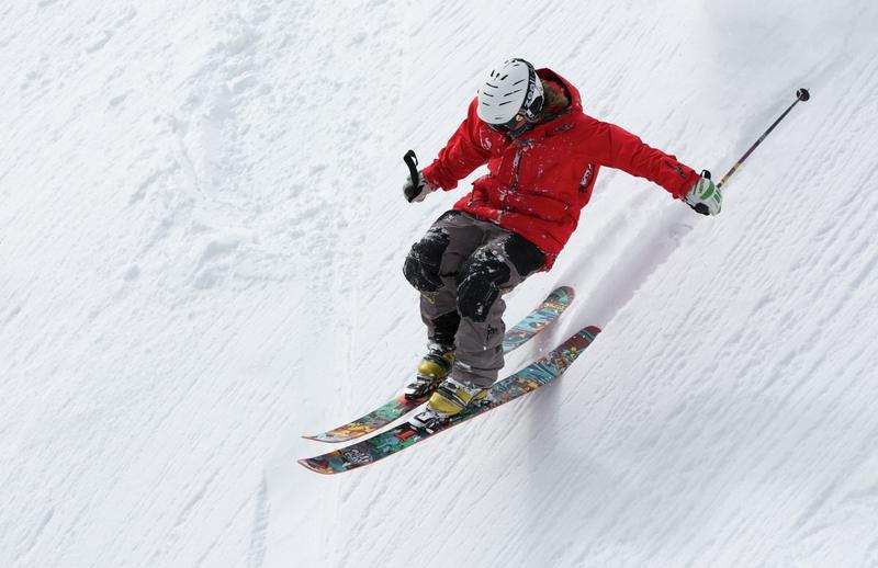 Skiunterwäsche ist ein wichtiger Bestandteil der Ausrüstung. Sie kann vor gefährlichen Schnittverletzungen schützen. Oleksandr Pyrohov auf Pixabay