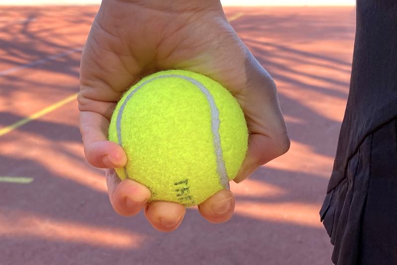 „Choking under pressure“ nennt man das Phänomen, wenn Menschen in einer Drucksituation versagen. Indem man einen Ball mit der linken Hand kräftig drückt, kann man dem entgegenwirken.