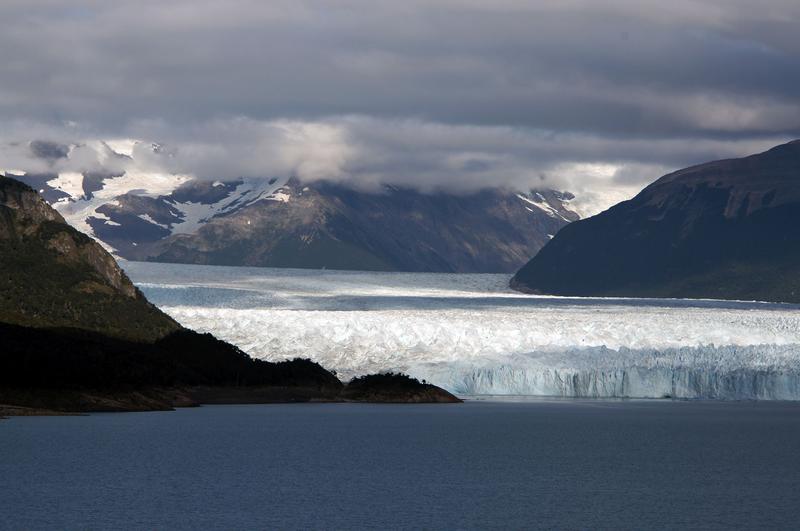 Der Glaciar Perito Moreno, einer der wenigen vorstoßenden Gletscher des Südlichen Patagonischen Eisfelds, mündet bei ca. 50,5°S und 73°W in den Lago Argentino.