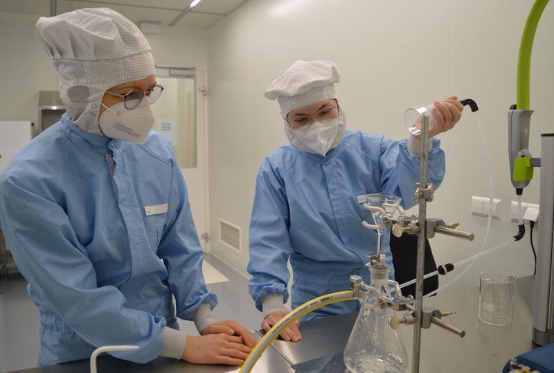 Doktorandin Emma-Elena Bratge und BA-Studentin Sofie Runnebohm bei der Mikroplastikanalsye im Reinraum im Forum Technik der PHWT