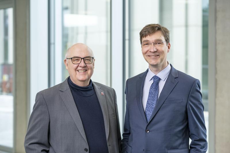 Präsident Prof. Dr. Ralph Stengler (li) begrüßt den neuen Kanzler Dr.-Ing. Thomas Bartnitzki an der Hochschule Darmstadt