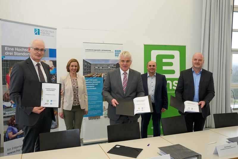 Von links: Prof. Dr. Karl Stoffel (Präsident Hochschule Koblenz), Dr. Fabienne Köller-Marek (Kanzlerin Hochschule Koblenz), Holger Basten (Geschäftsführer Landesbetrieb LBB), Richard Kerl und Ralf Schrauder (Geschäftsführer E1 Energiemanagement GmbH).