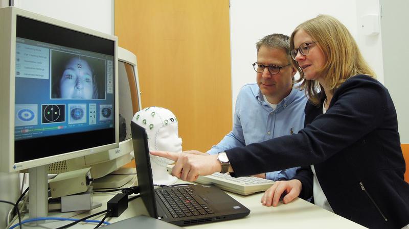 Anhand von Augenbewegungen kann das Team um Prof. Dr. Nicole Wetzel (r.) sehen, wie stark die Probanden beim Lösen einer Aufgabe abgelenkt sind.