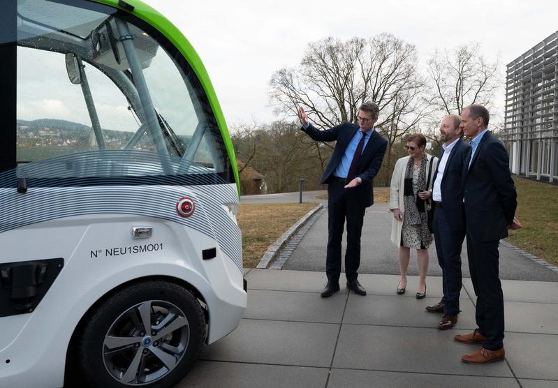 Eines der autonomen Shuttles der Shuttle Modellregion Oberfranken konnte vor der Hocschhule besichtigt werden: Bayerns Wissenschaftsminister Markus Blume, die scheidende Präsidentin Prof. Dr. Christiane Fritze, Jörg Schrepfer von Valeo.