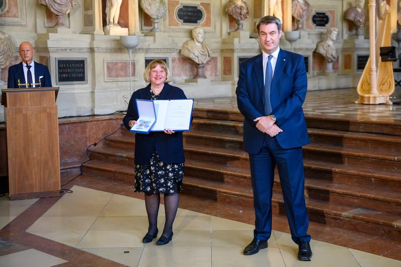 Prof. Dr. Sabine Doering-Manteuffel mit Dr. Markus Söder, Ministerpräsident Bayerns, zur Übergabe des Bayerischen Verdienstordens in der Münchner Residenz