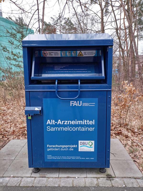 Im Sammelcontainer für Alt-Arzneimittel des DBU-Projekts können am FAU-Chemikum in Erlangen-Nürnberg abgelaufene Medikamente abgegeben werden.