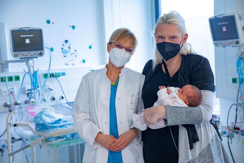  Professorin Karen Olsson (links) mit ihrer Patientin Maria L. und deren Tochter Amelie Maria. 