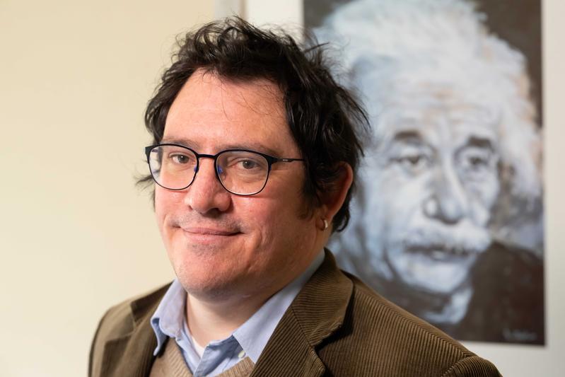 Prof. Dr Sebastiano Bernuzzi is funded with an ERC "Consolidator Grant". He and his team use Einstein's theory of general relativity to make predictions for gravitational waves and electromagnetic observations emanating from neutron star collisions.