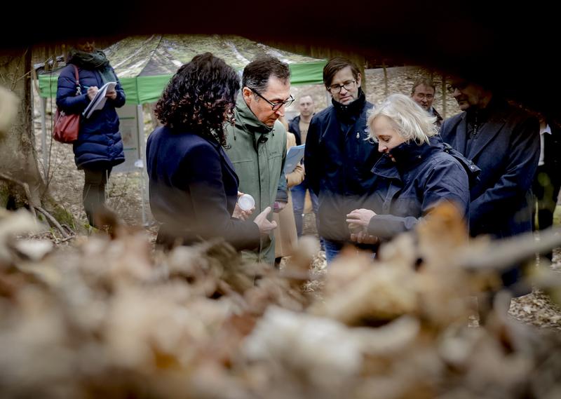 Bundesminister Cem Özdemir und Thünen-Projektleiterin Nicole Wellbrock im Gespräch über Waldböden