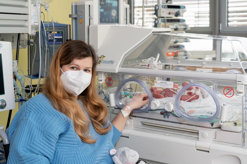 Iryna Mykhaylyk ist aus Odessa nach Deutschland geflohen. Jetzt kam ihre Tochter Kassia am Universitätsklinikum Dresden zur Welt - zwei Monate zu früh, aber gesund. 