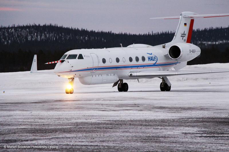 Das Forschungsflugzeug HALO kommt am Flughafen Kiruna, Schweden, an. HALO-(AC)³ Kampagne im März 2022. 