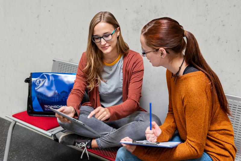 Mathematik-Studentinnen analysieren und interpretieren Daten. 