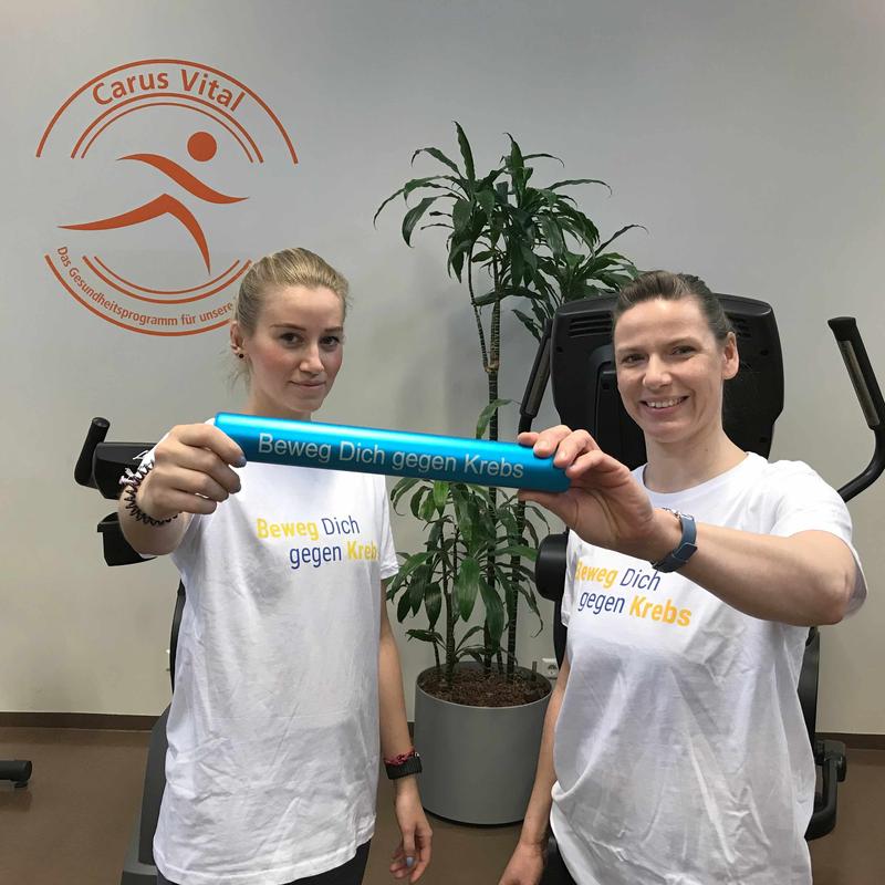 Die Trainerinnen Melany und Claudia vom Gesundheitszentrum Carus Vital wissen um die vorbeugende Wirkung von körperlicher Aktivität. Deshalb werben beide unter den Mitarbeitenden des Dresdner Uniklinikums für „Beweg Dich gegen Krebs“.