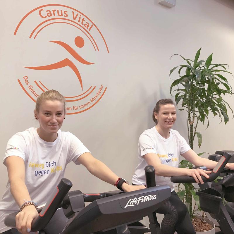 Die Trainerinnen Melany und Claudia vom Gesundheitszentrum Carus Vital wissen um die vorbeugende Wirkung von körperlicher Aktivität. Deshalb werben beide unter den Mitarbeitenden des Dresdner Uniklinikums für „Beweg Dich gegen Krebs“.
