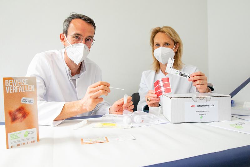Professor Dr Stephan Sehmisch (left) and Professor Dr Anette S. Debertin. They are holding material for examination and securing evidence in their hands. 