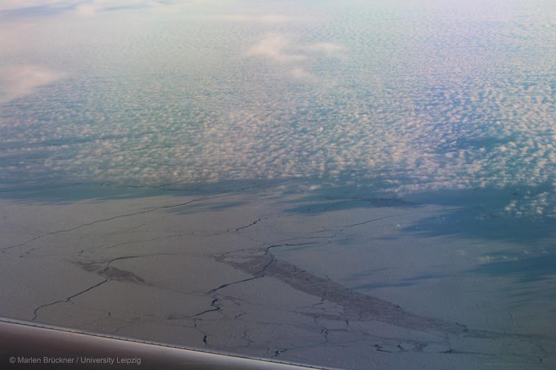 The influence of the warm air masses is causing more and more cracks in the Arctic sea ice as recorded during a measurement flight with HALO during the HALO-(AC)³ campaign.