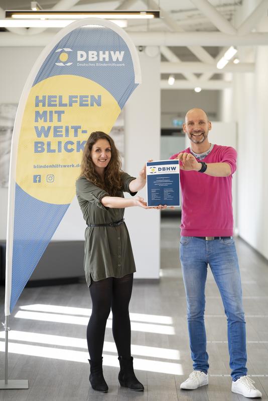 Simone Henzler, Projektleiterin des Deutschen Blindenhilfswerkes (links) bei der finalen Übergabe des Projektes mit Studiengangsleiter Prof. Dr. Matthias Johannes Bauer (rechts).