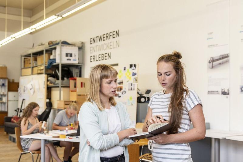 TryIng-Studentinnen besprechen Aufzeichnungen