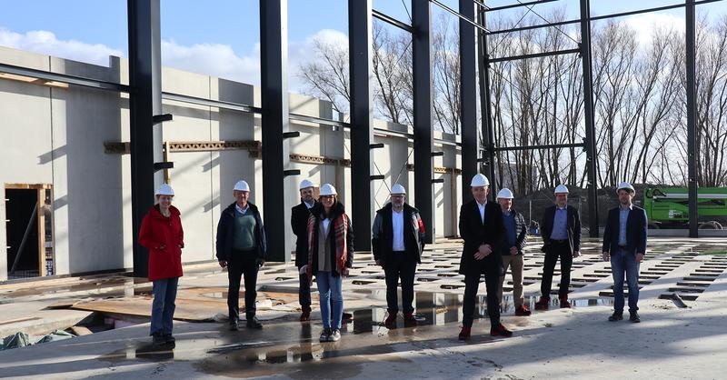 Visit to the construction site of the new rotor blade test rig in Bremerhaven with Fraunhofer IWES-Team and Vestas.