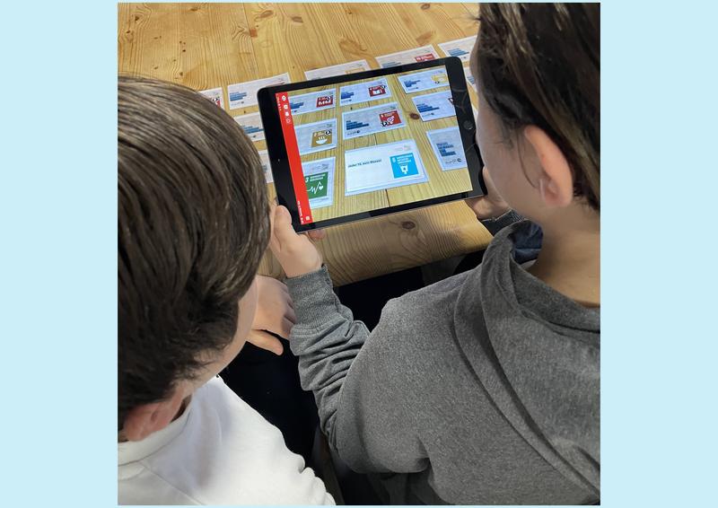 Schüler*innen setzen sich im Workshop „ZuKon 2030“ spielerisch mit Nachhaltigkeitsthemen auseinander. Durch den Einsatz von Augmented Reality wird eine immersive Lernumgebung geschaffen.