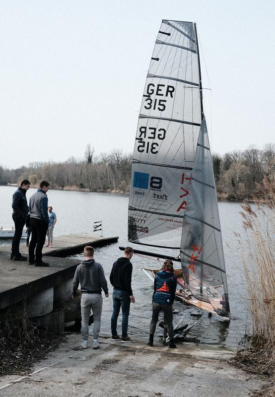 Ein großer Moment: Die HKA-Studierenden beim Stapellauf ihres selbst gebauten Boots