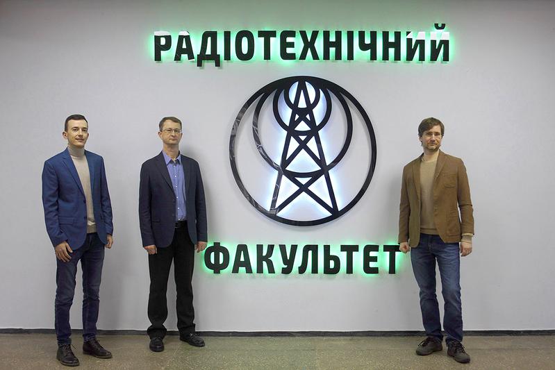 Die Partner vom Igor Sikorsky Kyiv Polytechnic Institute, Prof. Oleksandr Sushko, Prof. Ruslan Antipenko und Prof. Dmytro Vasylenko (v.l.), wollen trotz Bombardements weiter gemeinsam forschen.