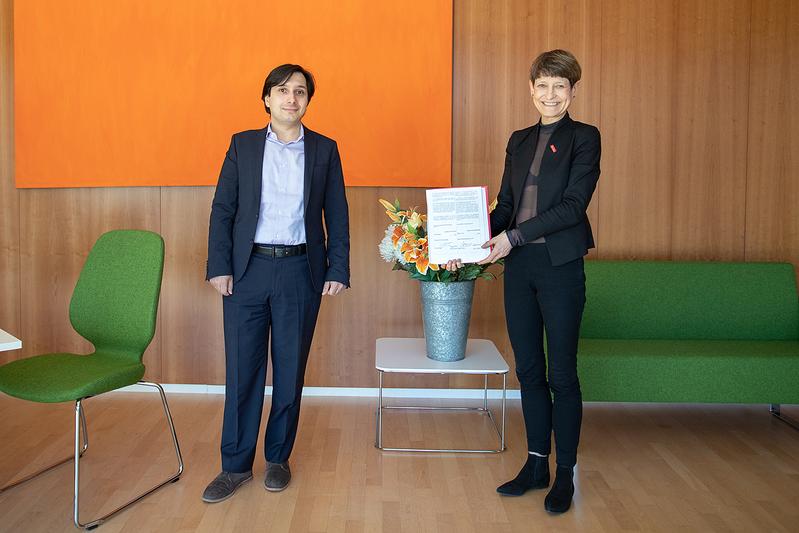 TU Braunschweig keeps to the Memorandum of Understanding. Professor Vadim Issakov and Professor Angela Ittel, President of the TU Braunschweig. 