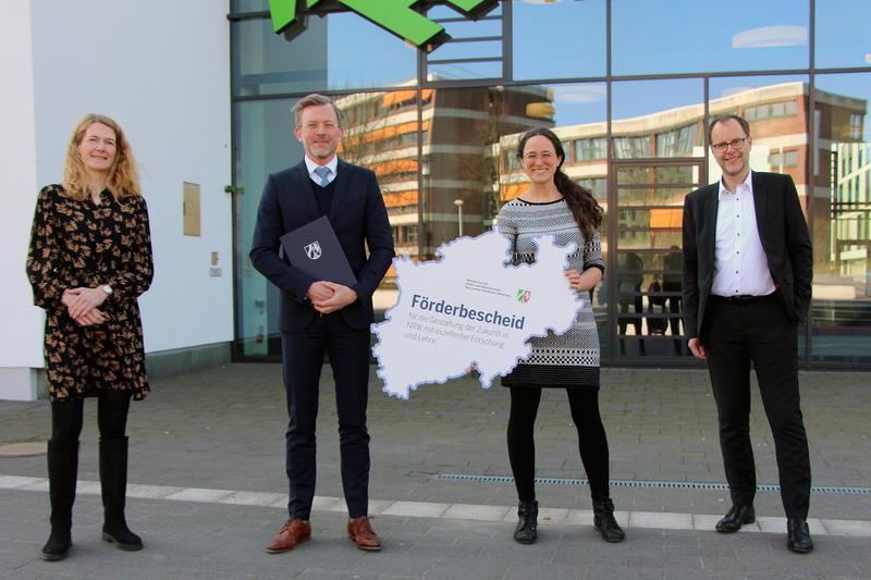 Den Förderbescheid brachte Staatssekretär Dr. Dirk Günnewig (2.v.l.) persönlich in Gelsenkirchen vorbei. L.: Vizepräsidentin Prof. Dr. Tatjana Oberdörster, r.: Präsident Prof. Dr. Bernd Kriegesmann, 2.v.r.: Prof. Dr Laura Anderle