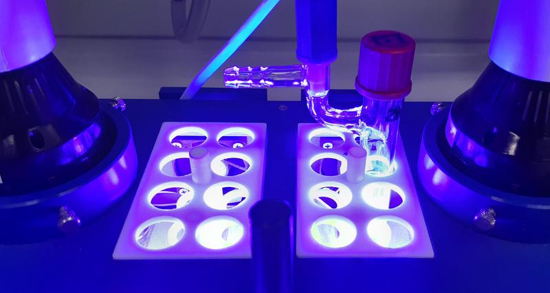 The Münster team uses this laboratory set-up to perform photocycloaddition.