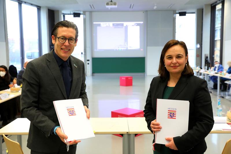 Prof. Dr. Frank E.P. Dievernich, Präsident der Frankfurt UAS, und Staatssekretärin Ayse Asar bei der Unterzeichnung der Zielvereinbarung.