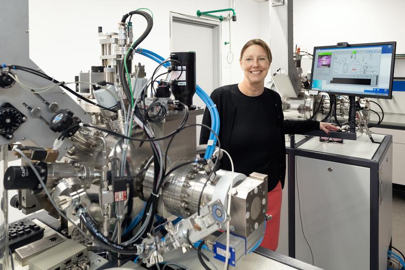 Prof. Dr. Jennifer Rupp, Professorin für Chemie der Festkörperelektrolyte in ihrem Labor im Gebäude der Fakultät für Chemie der Technischen Universität München.