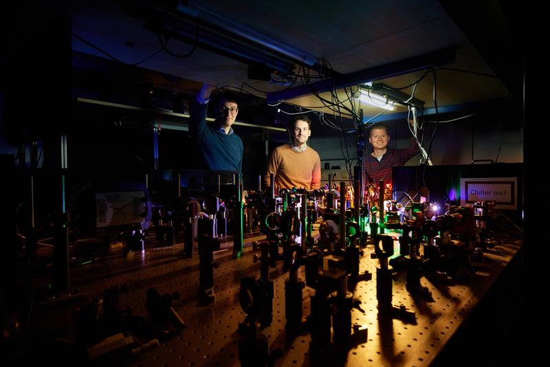 Im Labor (von links): Leon Espert Miranda, Dr. Julian Schmitt und Erik Busley. 